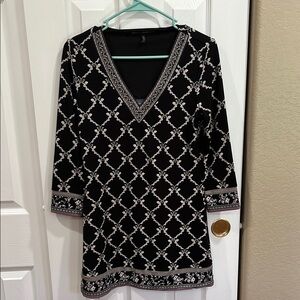 White House Black Market Black and White V-Neck Tunic 3/4 Sleeve